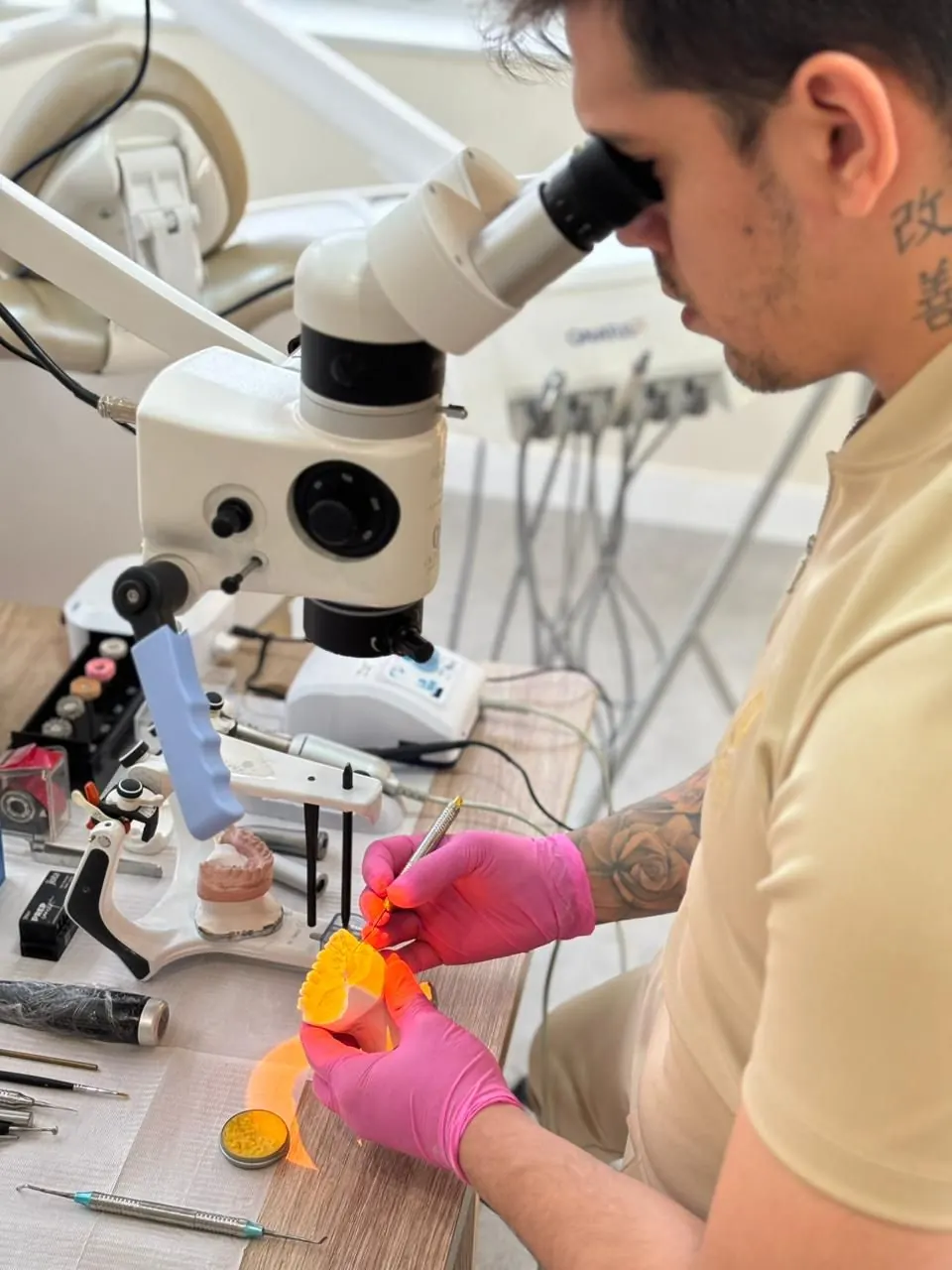 Dr. Renato Alfo durante procedimento de reabilitação estética